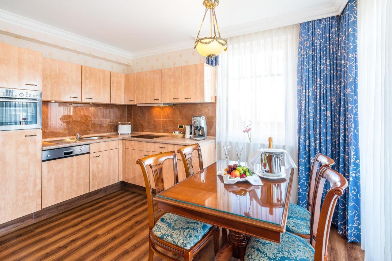 Seetelhotel Ahlbecker Hof Херингсдорф Экстерьер фото A modern kitchen