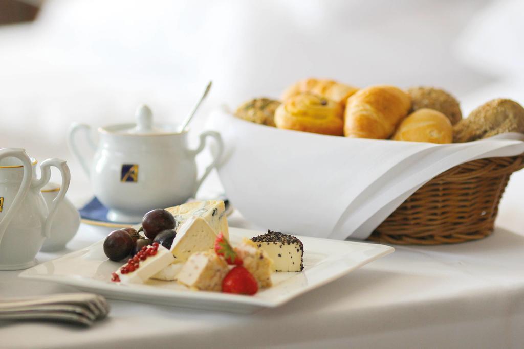 Seetelhotel Ahlbecker Hof Херингсдорф Экстерьер фото A typical breakfast