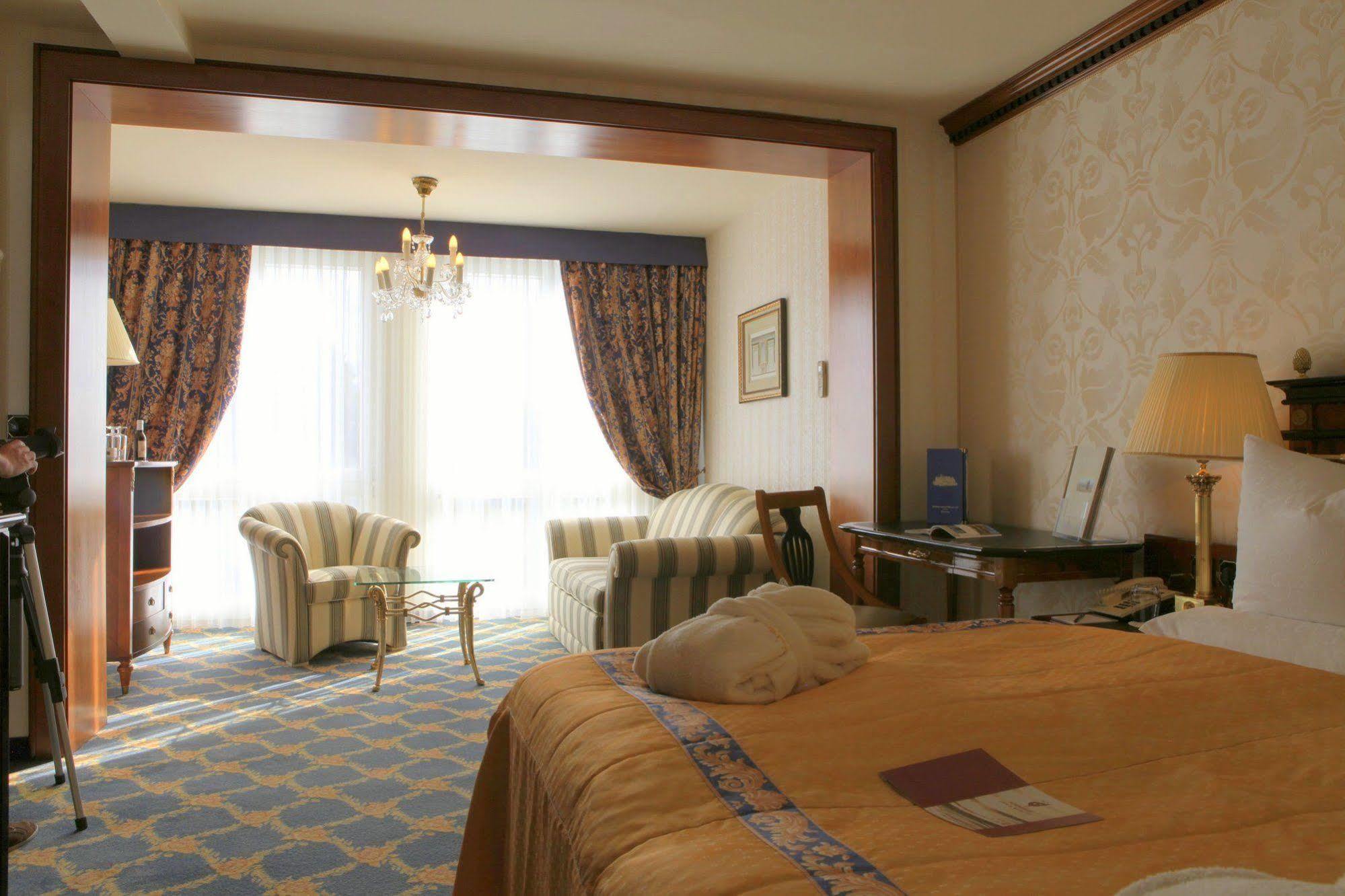 Seetelhotel Ahlbecker Hof Херингсдорф Экстерьер фото A room at the hotel