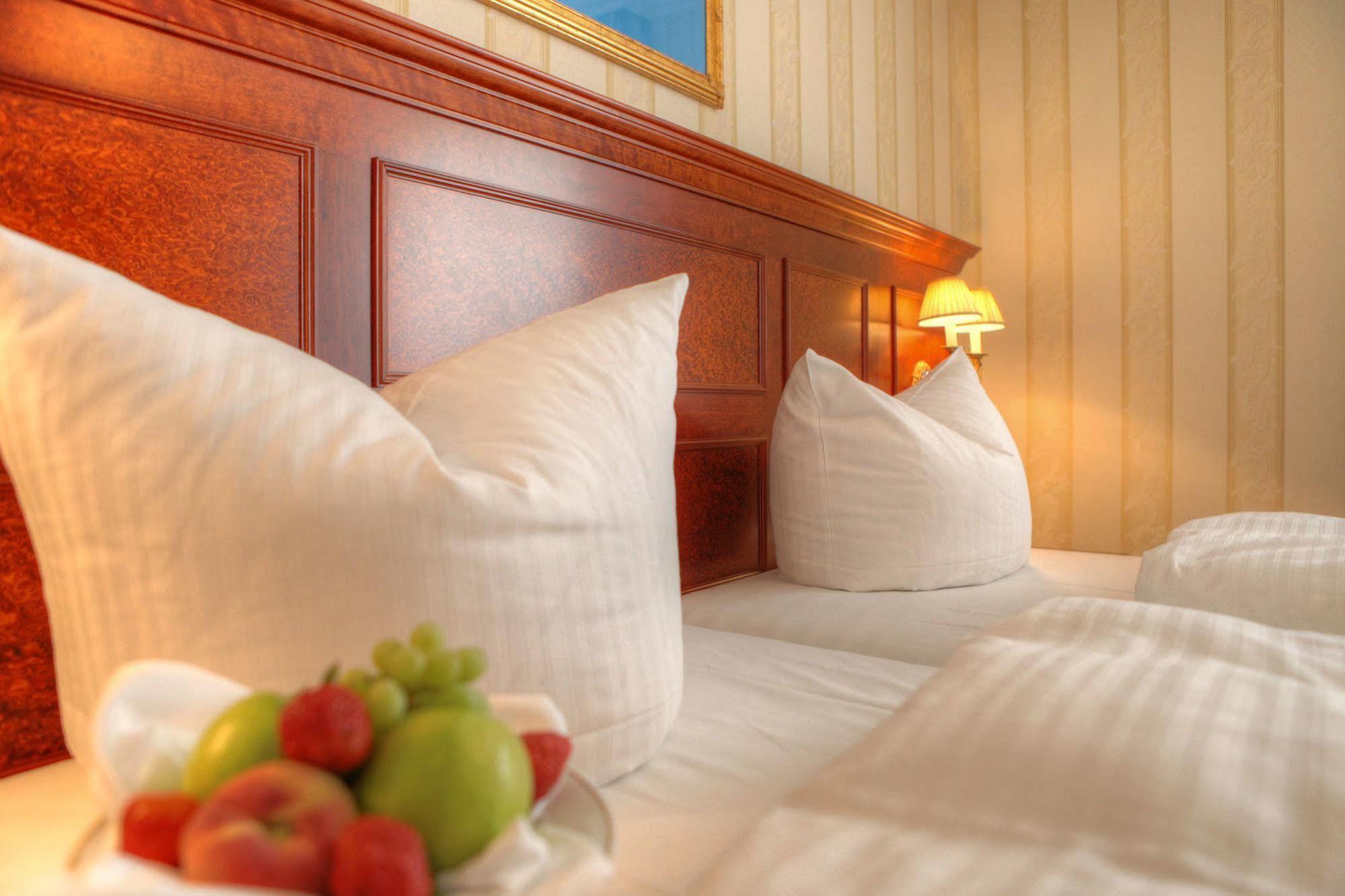 Seetelhotel Ahlbecker Hof Херингсдорф Экстерьер фото A bed with pillows