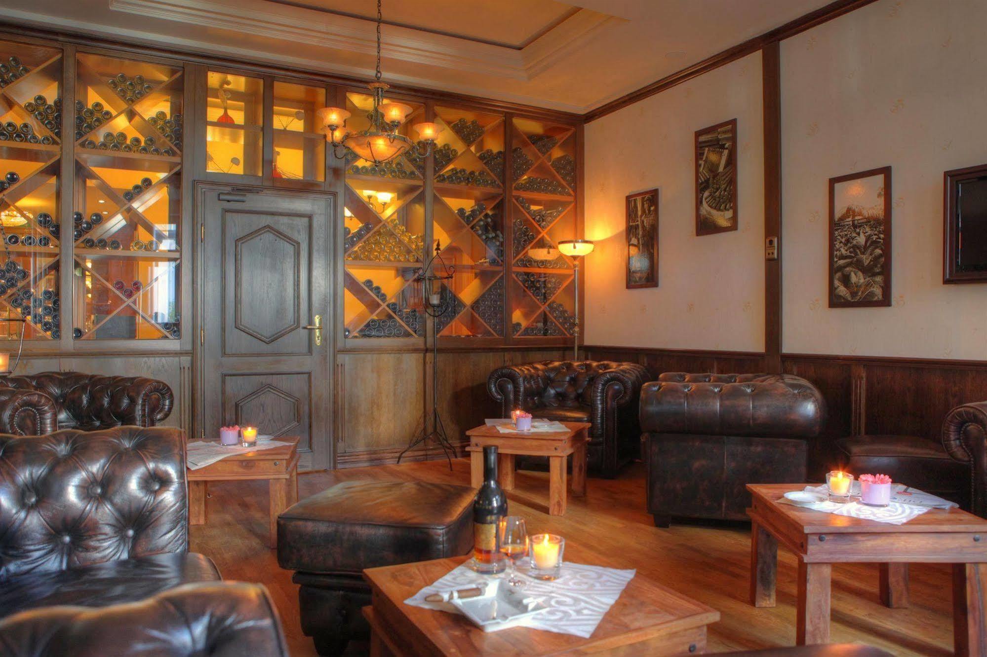 Seetelhotel Ahlbecker Hof Херингсдорф Экстерьер фото Interior of a wine bar in Germany